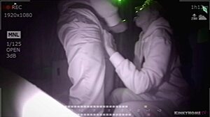 Teenager-Blowjob in einem versteckten Kamera-Video von Amateur-Paar