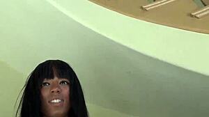 Ebony tonåring Tila Flame retar med sina stiliga bröst och tighta rumpa i HD-video