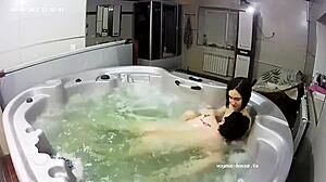 ヨーロッパのアマチュアカップルが感覚的な風呂と指で楽しむ