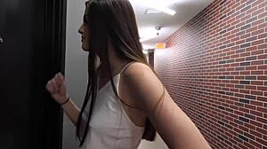 Profesor y estudiante se acercan y se ponen personales en un video porno tabú