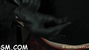 Bruneta bombă se joacă cu un jucărie de sex din piele într-o scenă BDSM hardcore