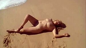 ヌーディストビーチの美女が全裸になる!