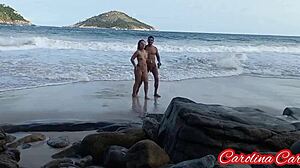 Πίπα και εκτόνωση στο πρόσωπο σε μια παραλία γυμνών