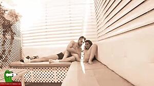 Une rousse sensuelle apprécie le sexe en plein air avec son partenaire sur le balcon