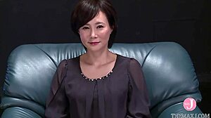 Amatør-husmor stønner højt under analsex med Luna Akasaka