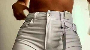 Sinnlig latinamerikansk fru visar upp sina kurvor i jeans på köpcentret