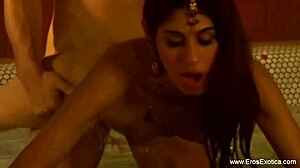 Un sensual masaje asiático se convierte en una sesión anal ardiente
