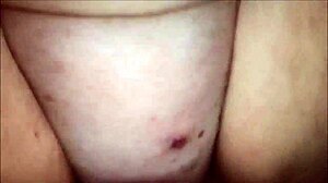 La vagina apretada de una adolescente amateur es complacida en cámara