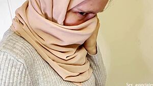 Muslimská dívka je pronásledována arabským mužem na veřejnosti