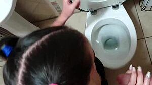 Teenagere bliver tilfredsstillet af en mester på toilettet
