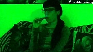 Europæisk teenager Beth kinky med rygning og dampning i HD-video