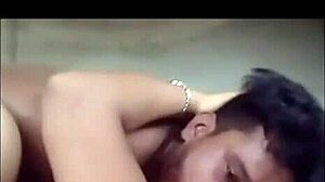 Секси индийска дама и нейният любовник в страстно любовно видео