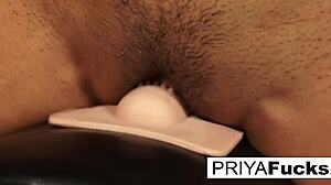 La milf indienne aux gros seins Priya Rai éprouve un orgasme massif devant la caméra