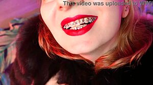Kızıl dudaklar ve tüylü eller, duygusal bir ASMR masaj videosunda