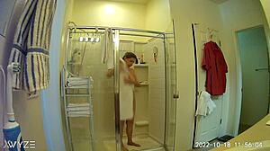 الرجال المسنون يشعرون بالإثارة من لعبة Lia1616 في الحمام في الإطار القوطي