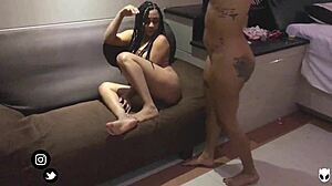 Karibske dekleta uživajo v orgazmih v hotelski sobi z vibratorji