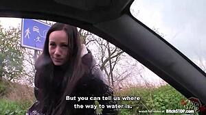 סרטון POV של אמא צ'כית חמה שמקבלת את הפטמה שלה נזדיינת בחוץ