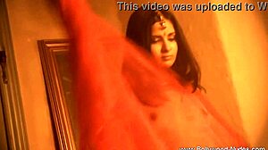 Sensuel striptease med en fantastisk indisk skønhed