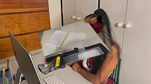 Une milf latine amateur en uniforme se fait baiser par un mec informatique