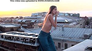 Aistillinen venäläinen kaunotar Sofy B esittelee kauniinta vartaloaan julkisella paikalla