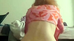 Ev yapımı videoda genç kız küçük bir dildoyla kışkırtıyor