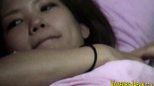 HD видео на японска тийнейджърка, която се мастурбира до оргазъм