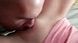Adolescente amadora tem seu cu e vagina lambidos e engolidos em público