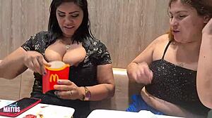 Un couple amateur apprécie une bouchée rapide dans un fast-food