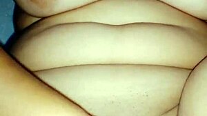 Amatérská indická dívka si honí oholenou kundičku a velká prsa