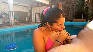 Aksi deepthroat di kolam renang dengan pasangan sebenar dari Argentina