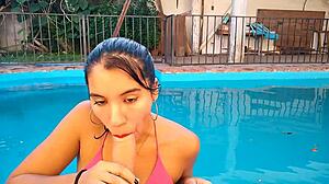 Ação de garganta profunda na piscina com um casal real da Argentina