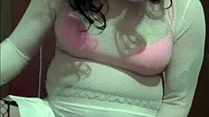 Vidéo amateur maison d'un travesti se faisant baiser le cul avec un jouet en silicone