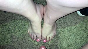 Uma compilação kinky de ejaculações em belos pés latinos