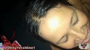 Une épouse américaine reçoit une éjaculation sur son visage après avoir fait une fellation et s'être masturbée