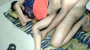 נערת הודו חובבנית מקבלת את הפטמות שלה נלקחות ומזדיינת על ידי אחותה החורגת
