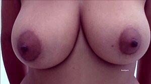 Sexi Latina kráska Jesena ukazuje svoje triasiace sa prsia