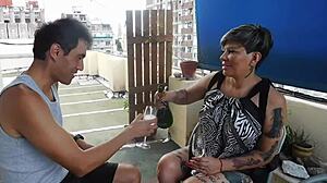 Amateur stel geniet van orgie op het terras met Perla Lopez en haar kreunende poesje