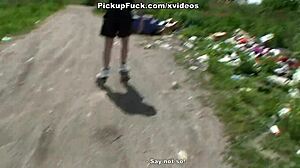 Garota amadora de patins faz um boquete em público