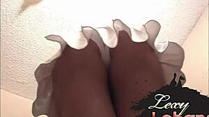 בייבי חובבנית לקסי לוהן מראה את רגלי הגמל שלה ואת הציצים הטבעיים שלה