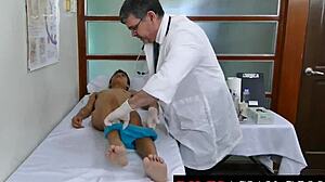 Twink-ul asiatic amator își lasă fundul lins și înmulțit de doctorul mai în vârstă