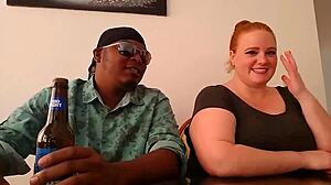 Trío interracial con Julie Ginger en video porno HD