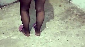 Ένα κορίτσι από την Τουρκία είναι άτακτο με τα πόδια της σε ένα σπιτικό βίντεο