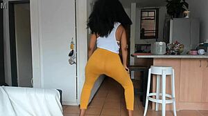 Crna lepotica zavodi plesom guze u seksi čarapama