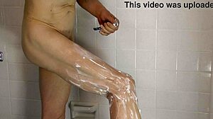 Ein schwuler Barebacker zeigt seinen unbeschnittenen Schwanz in der Dusche