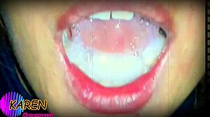 Close-up da boca de Karen enquanto ela engole esperma