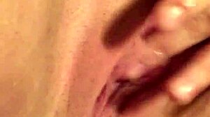 Momak sa velikom guzom se natapa u solo masturbacijskom videu