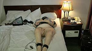 Abuelas amateur juegan electro BDSM con bondage y tetas