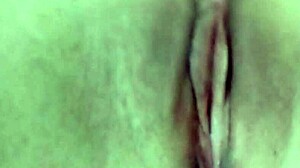 Srčkana mlada deklica z ozko luknjo uživa v masturbaciji in prskanju