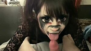 Tørstig efter opmærksomhed: Emo babe i en varm makeout-session
