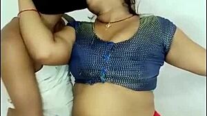 Gadis India memberikan blowjob hardcore dan bercinta di pantat